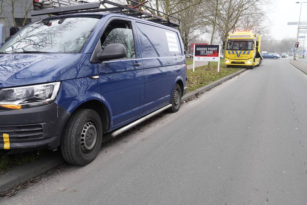 Bestelbus en personenwagen botsen op kruising