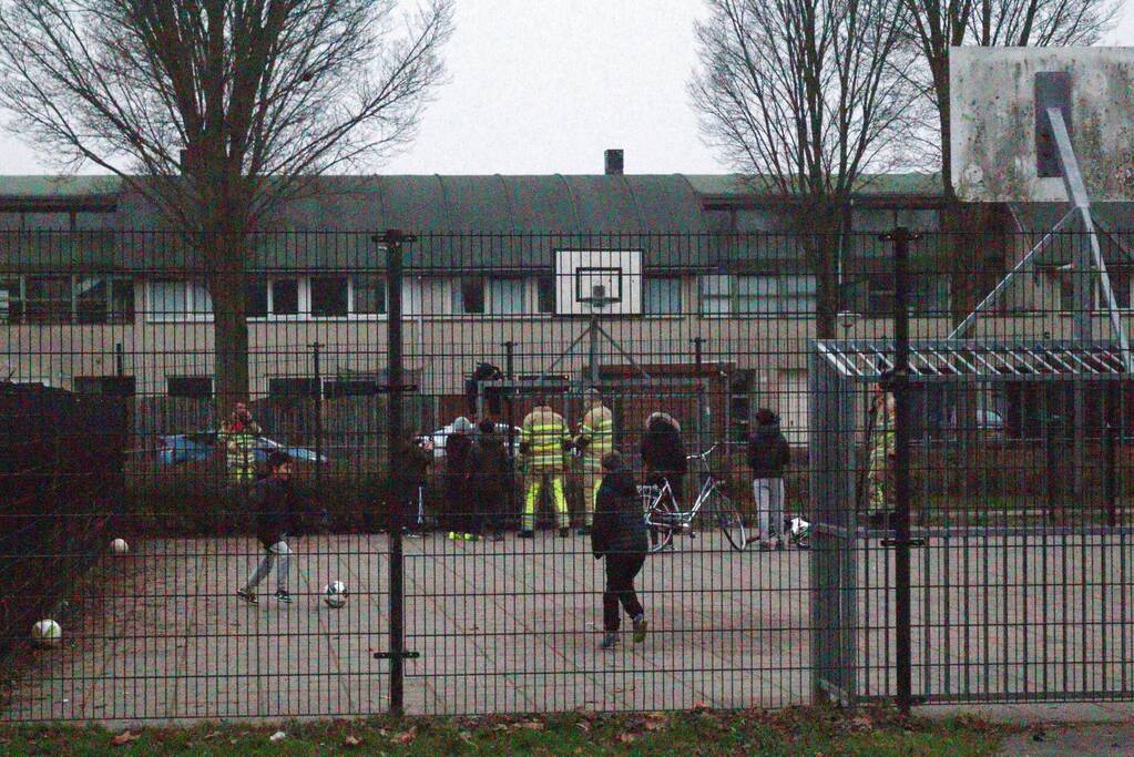 Kind vast met voet tussen spijlen voetbaldoel