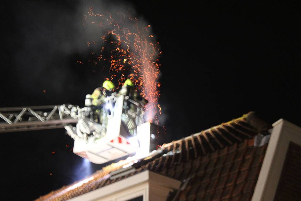 Veel vonken door schoorsteenbrand