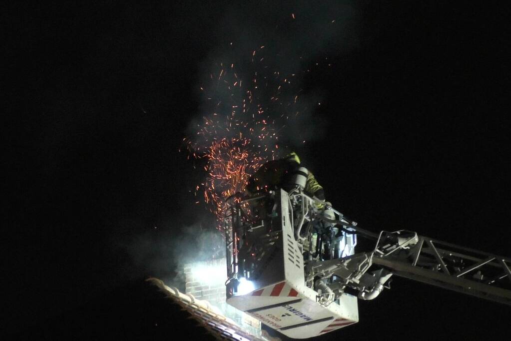 Veel vonken door schoorsteenbrand