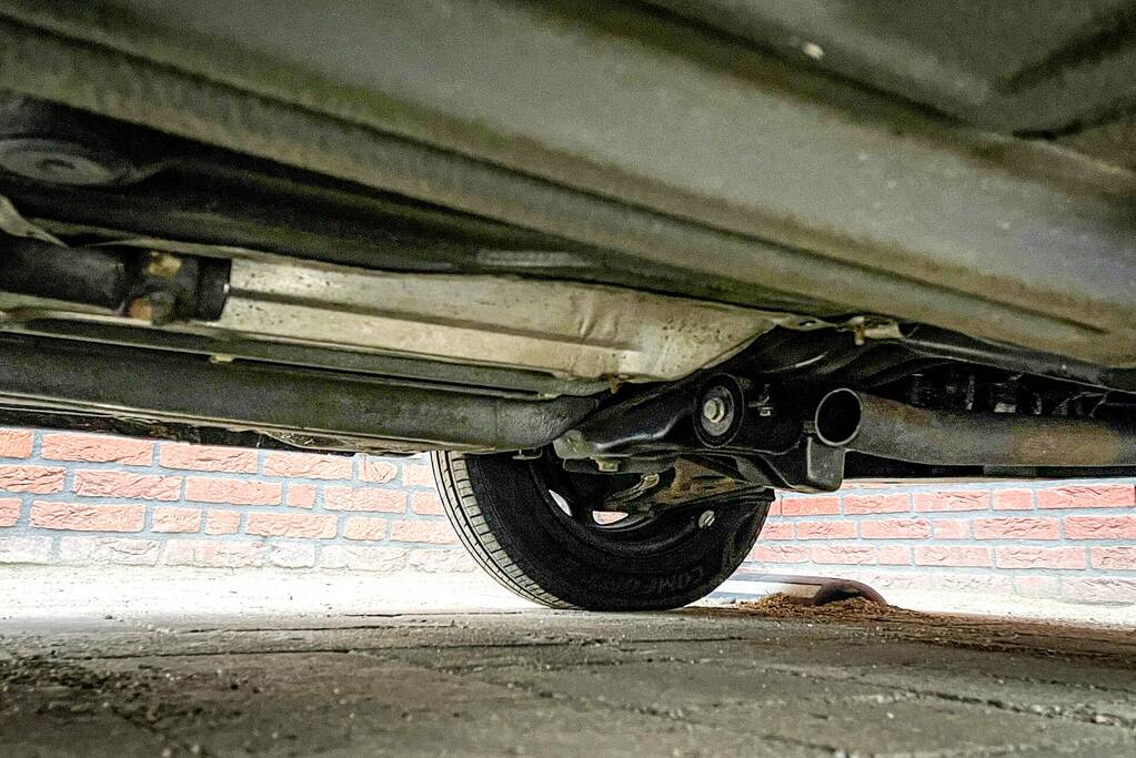 Dief steelt katalysators onder auto vandaan