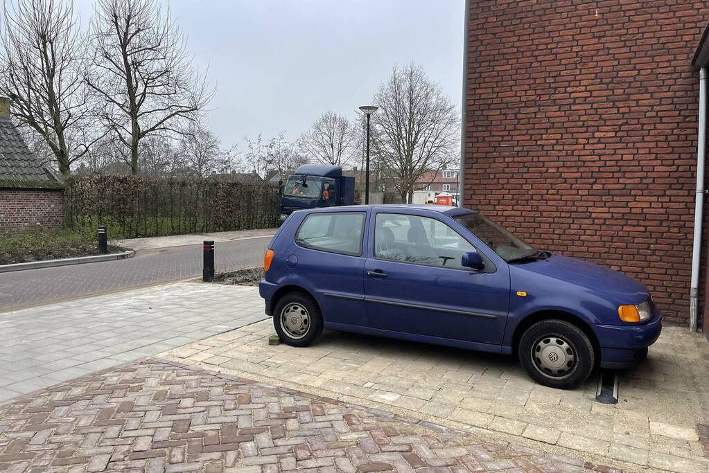 Dief steelt katalysators onder auto vandaan