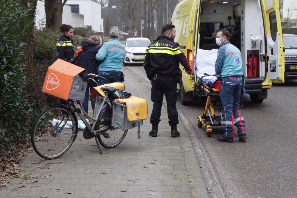 PostNL bezorgsters gaat onderuit met fiets