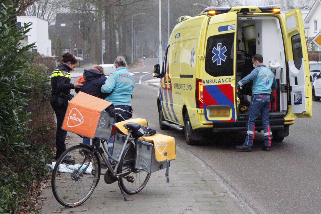 PostNL bezorgsters gaat onderuit met fiets