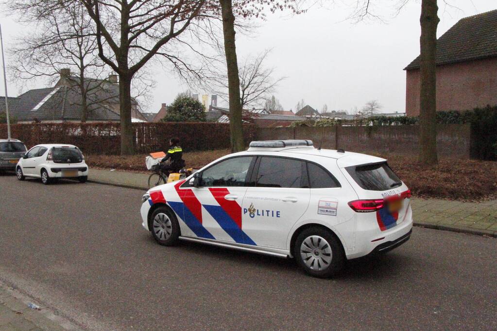 PostNL bezorgsters gaat onderuit met fiets