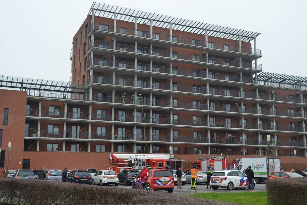 Zwarte rookwolk bij brand in flatwoning