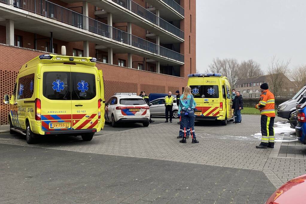Zwarte rookwolk bij brand in flatwoning