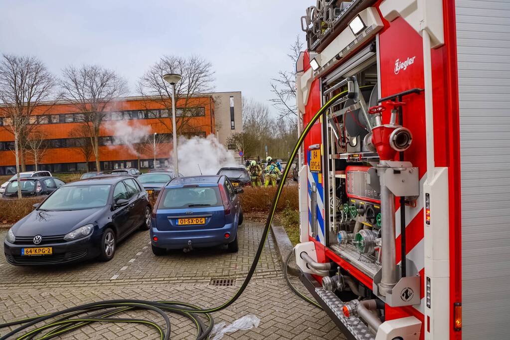 Geparkeerde auto volledig uitgebrand