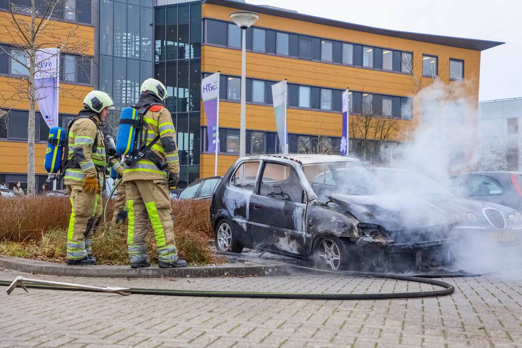 Geparkeerde auto volledig uitgebrand