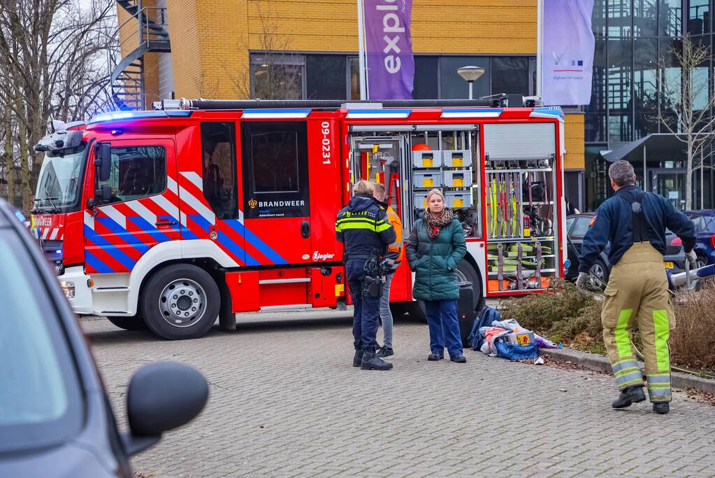 Geparkeerde auto volledig uitgebrand