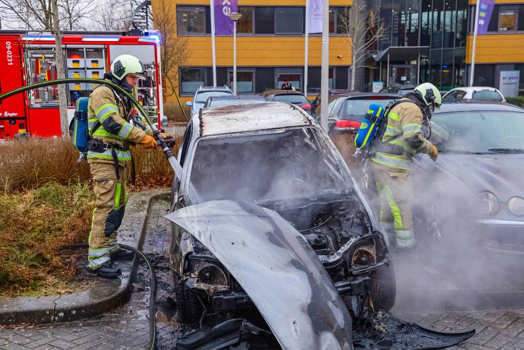 Geparkeerde auto volledig uitgebrand