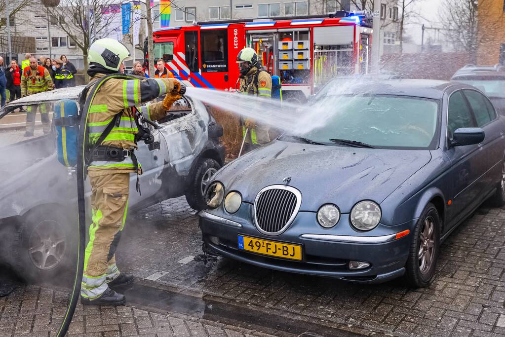 Geparkeerde auto volledig uitgebrand