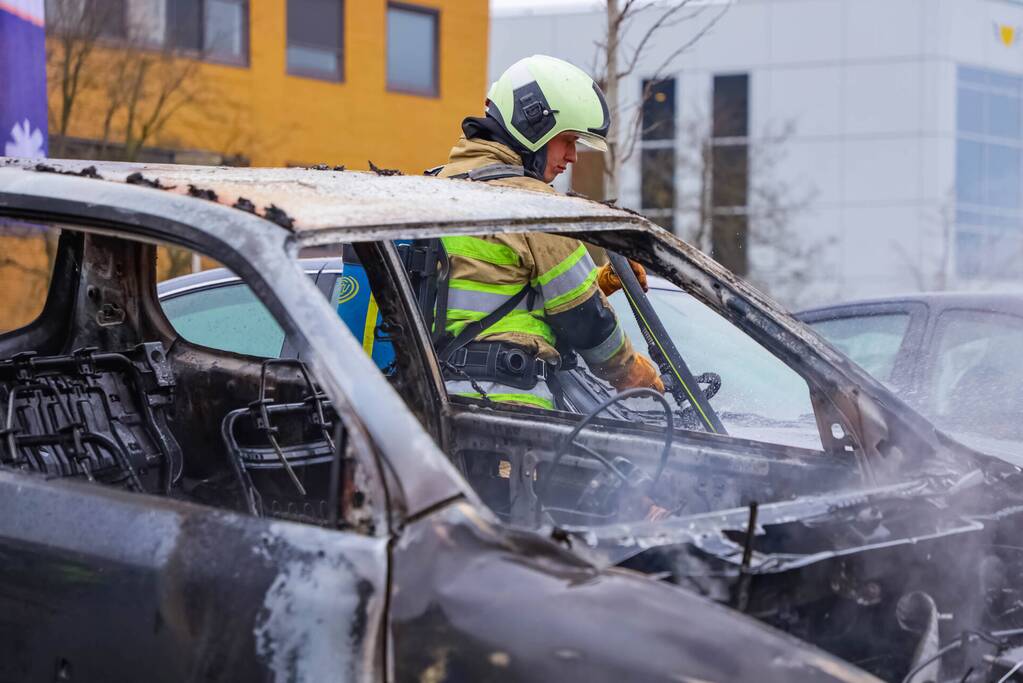 Geparkeerde auto volledig uitgebrand