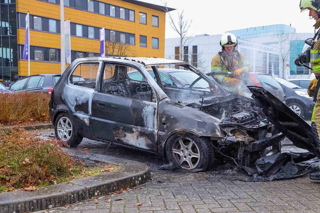 Geparkeerde auto volledig uitgebrand