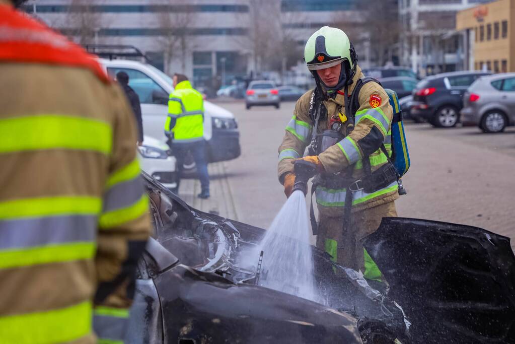 Geparkeerde auto volledig uitgebrand