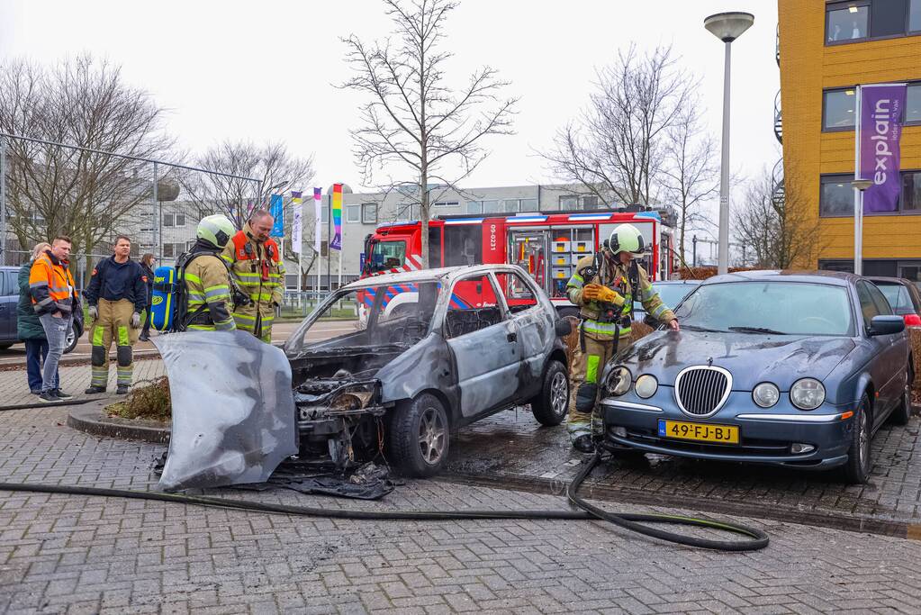 Geparkeerde auto volledig uitgebrand