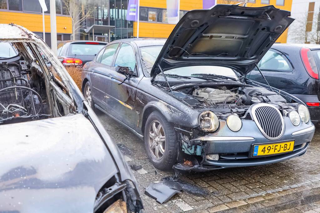 Geparkeerde auto volledig uitgebrand