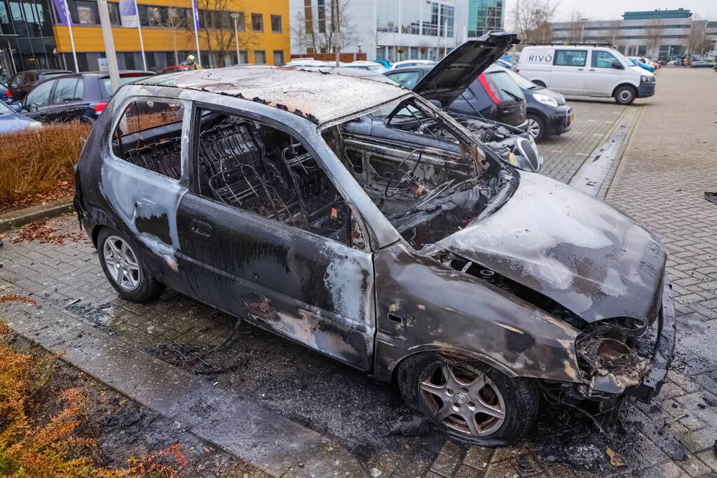 Geparkeerde auto volledig uitgebrand