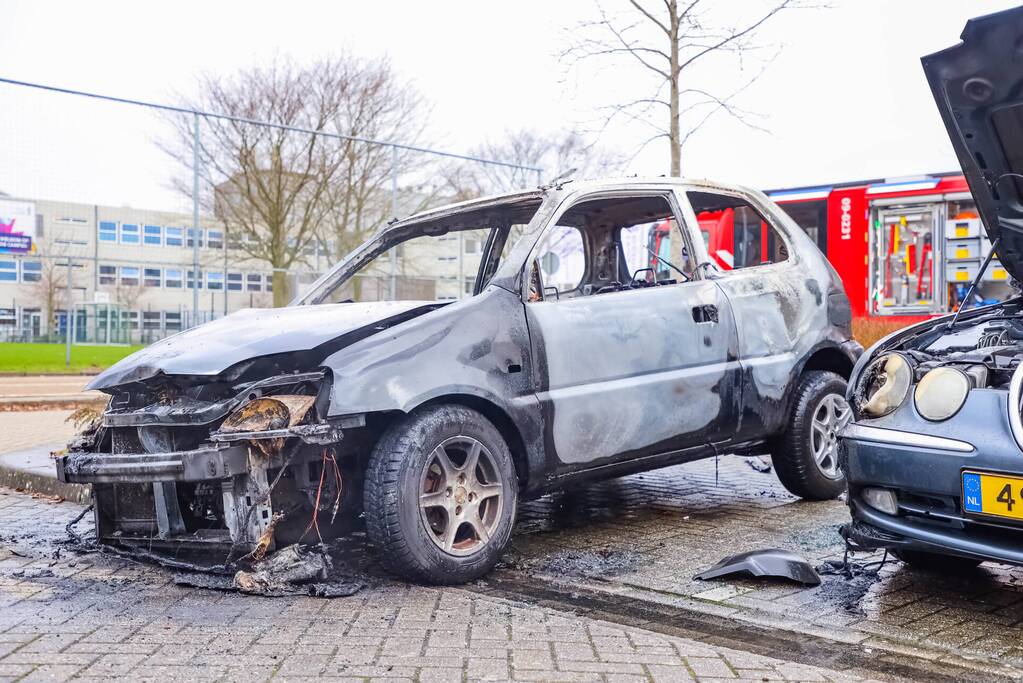 Geparkeerde auto volledig uitgebrand