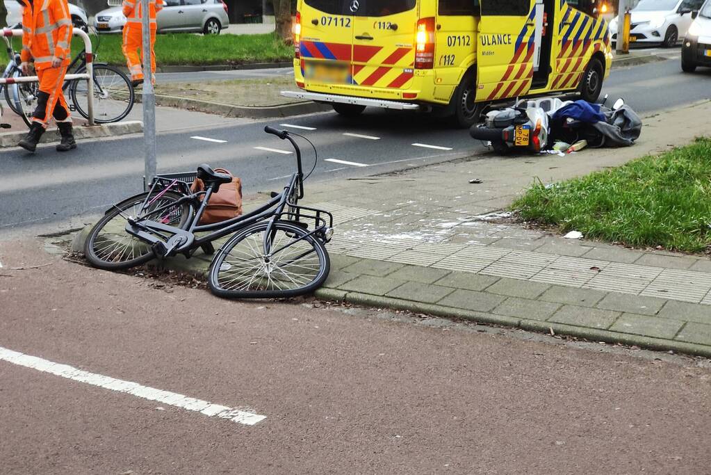 Fietser en motorrijder in botsing op oversteekplaats