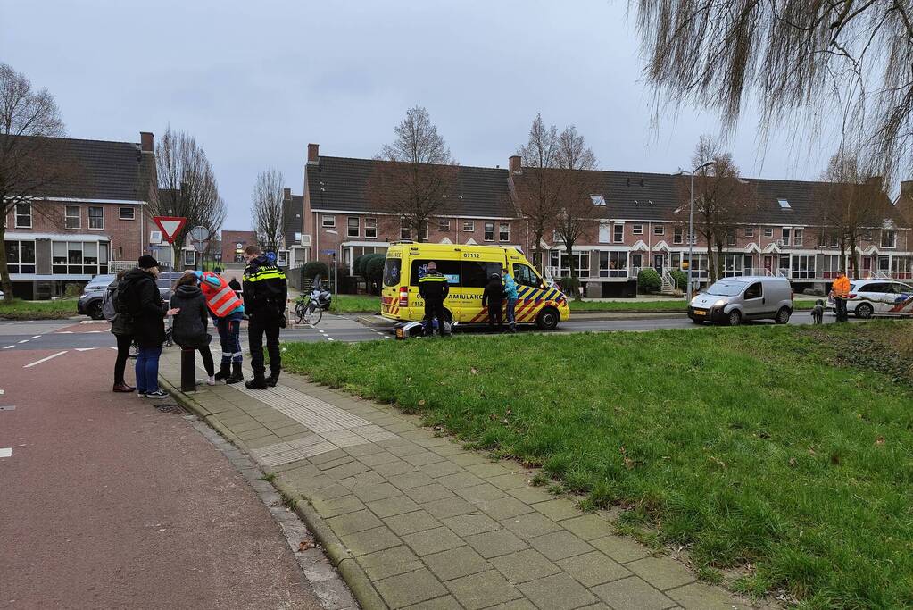 Fietser en motorrijder in botsing op oversteekplaats