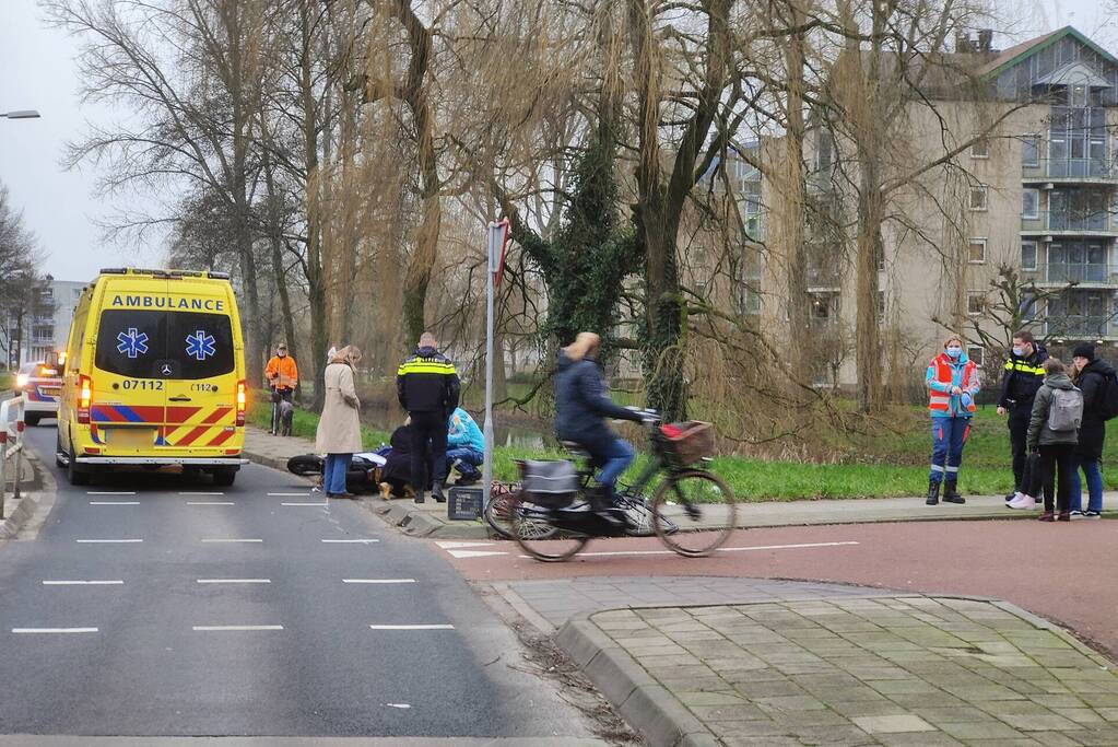 Fietser en motorrijder in botsing op oversteekplaats