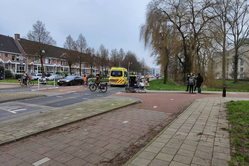 Fietser en motorrijder in botsing op oversteekplaats