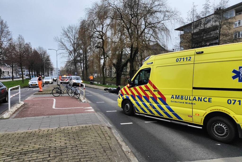 Fietser en motorrijder in botsing op oversteekplaats