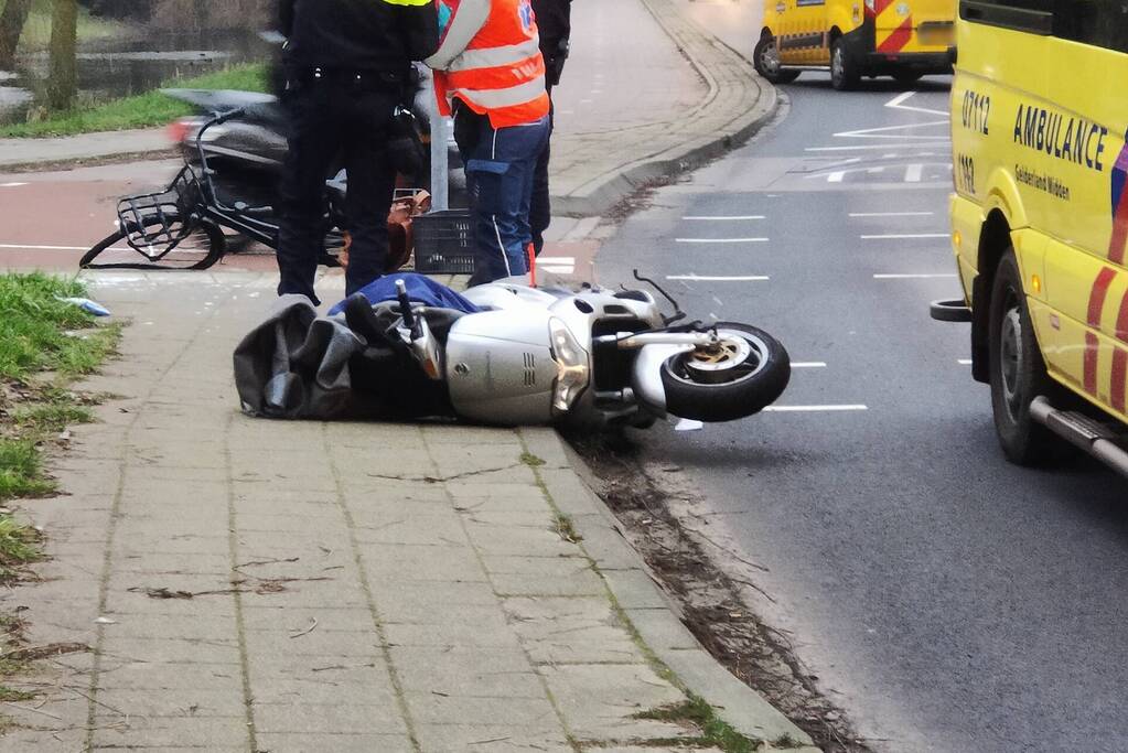 Fietser en motorrijder in botsing op oversteekplaats