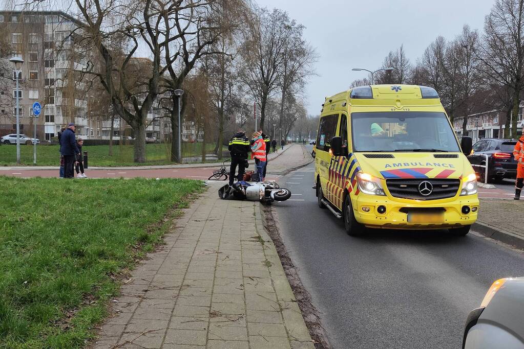 Fietser en motorrijder in botsing op oversteekplaats