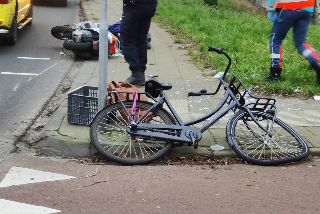 Fietser en motorrijder in botsing op oversteekplaats