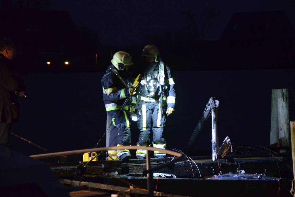Zeilboot volledig uitbrand