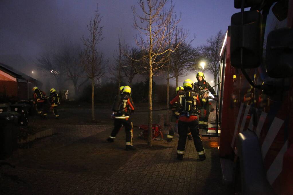 Flinke vlammen door brand in woning