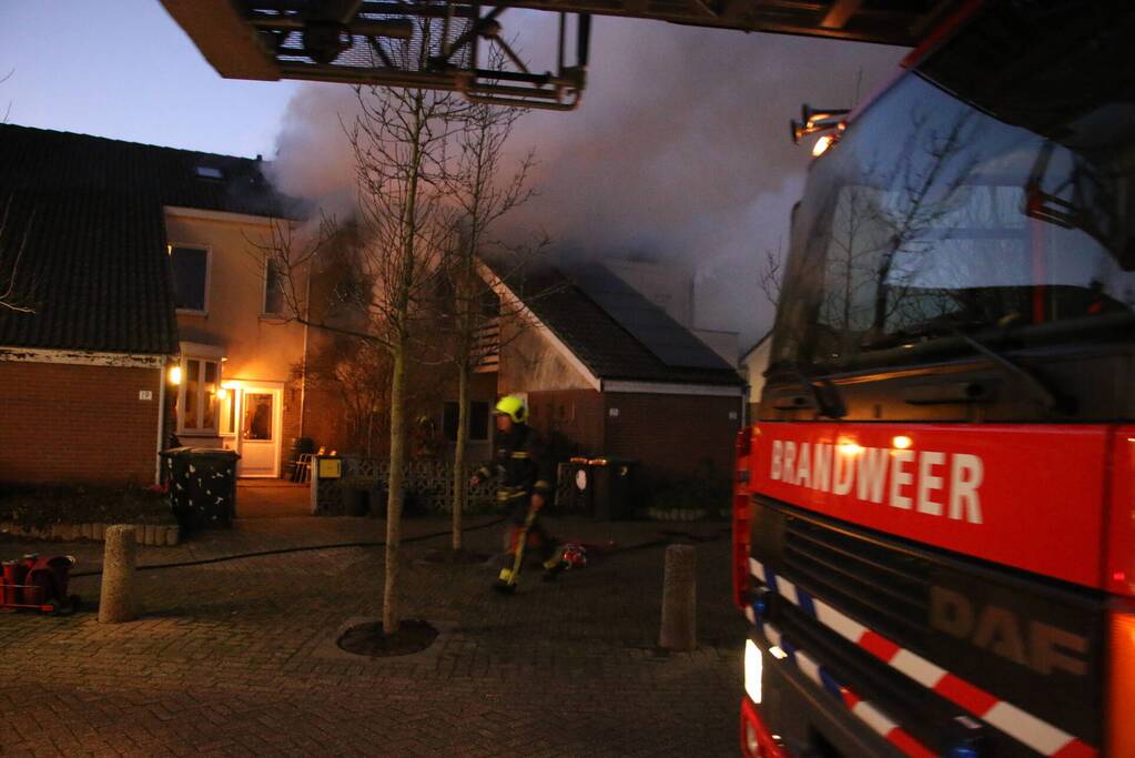 Flinke vlammen door brand in woning