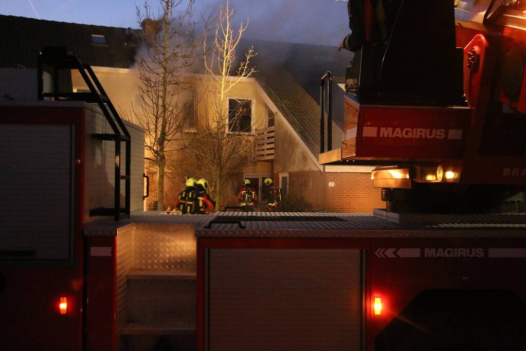 Flinke vlammen door brand in woning