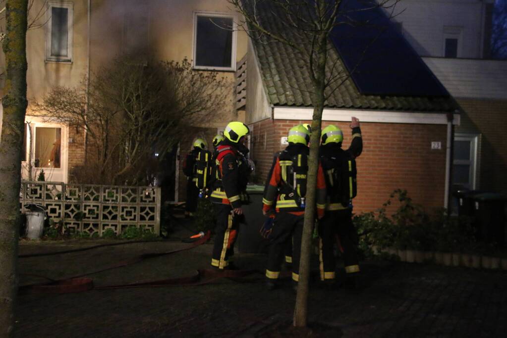 Flinke vlammen door brand in woning