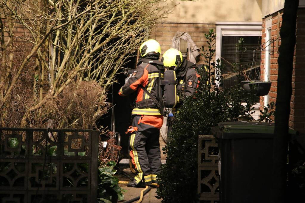 Flinke vlammen door brand in woning