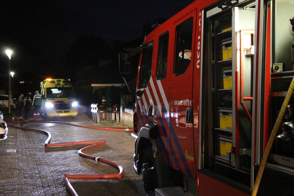 Flinke vlammen door brand in woning