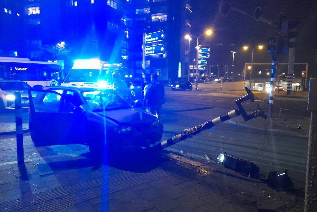 Bestuurder botst met voertuig tegen stoplicht