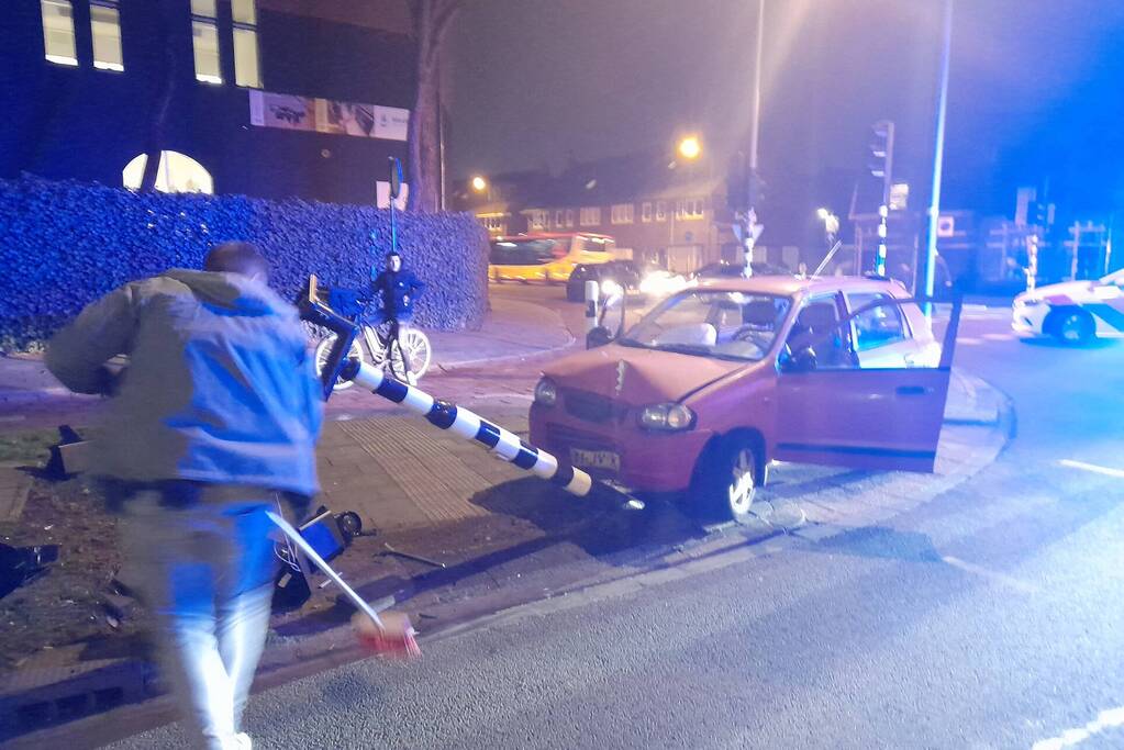 Bestuurder botst met voertuig tegen stoplicht