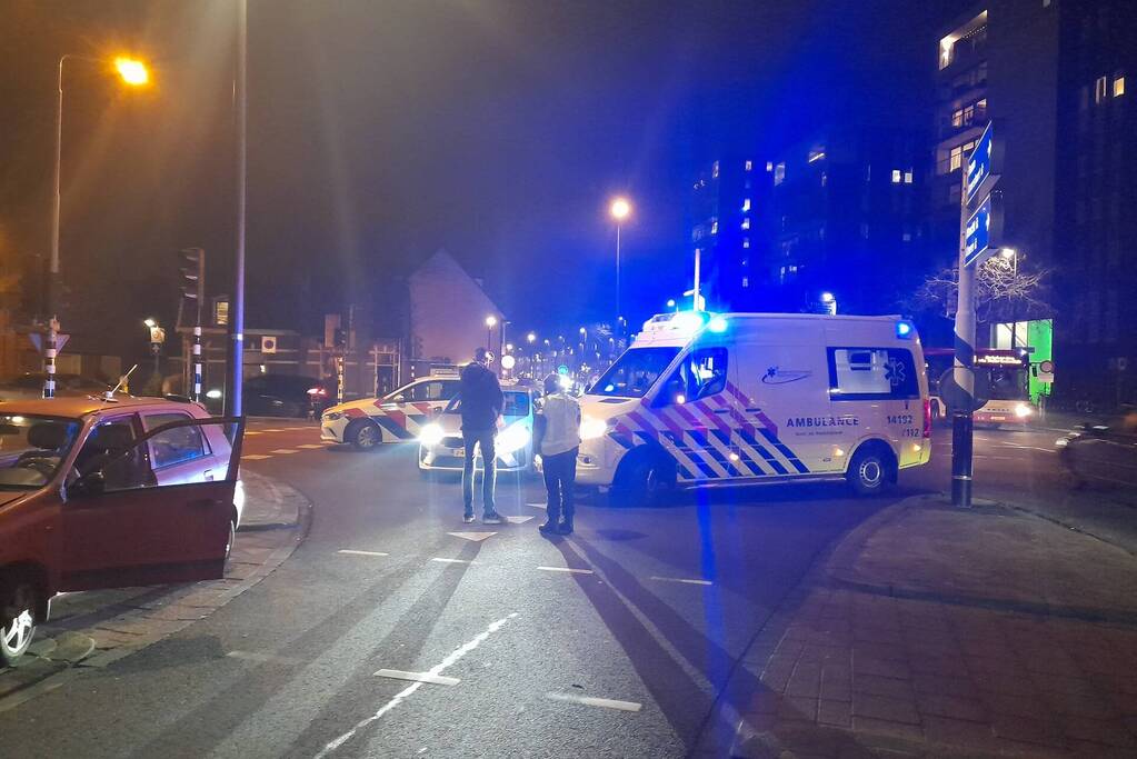 Bestuurder botst met voertuig tegen stoplicht