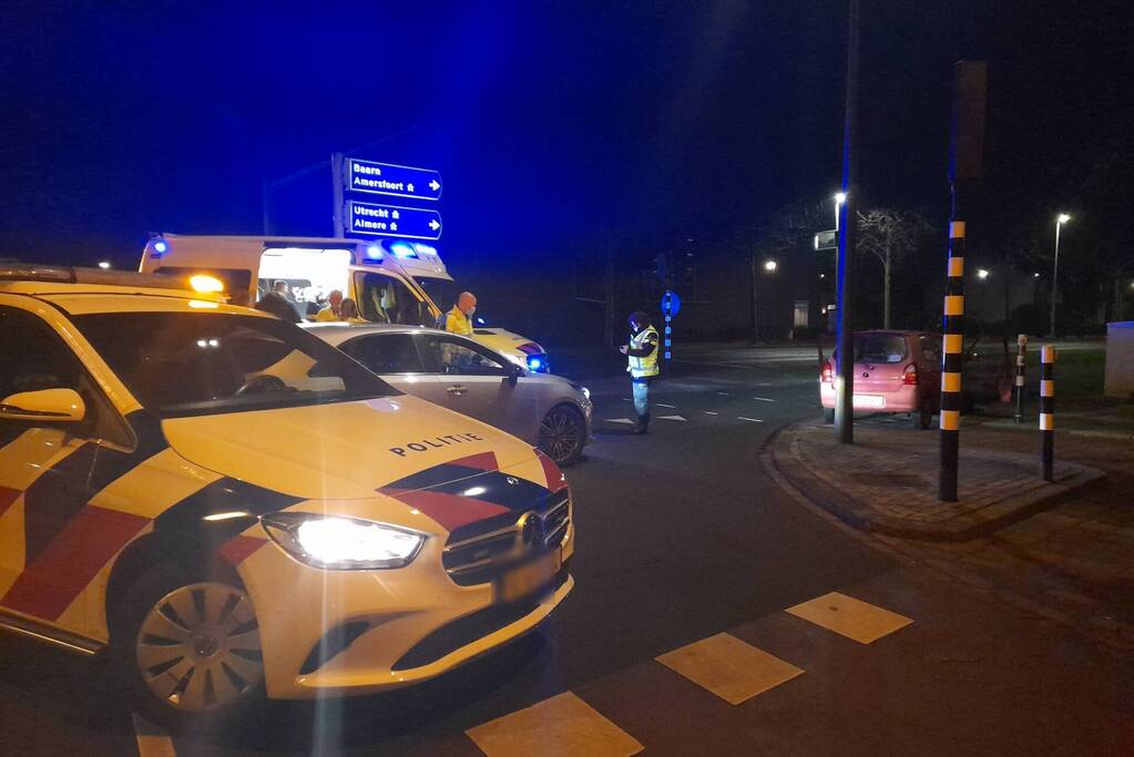 Bestuurder botst met voertuig tegen stoplicht