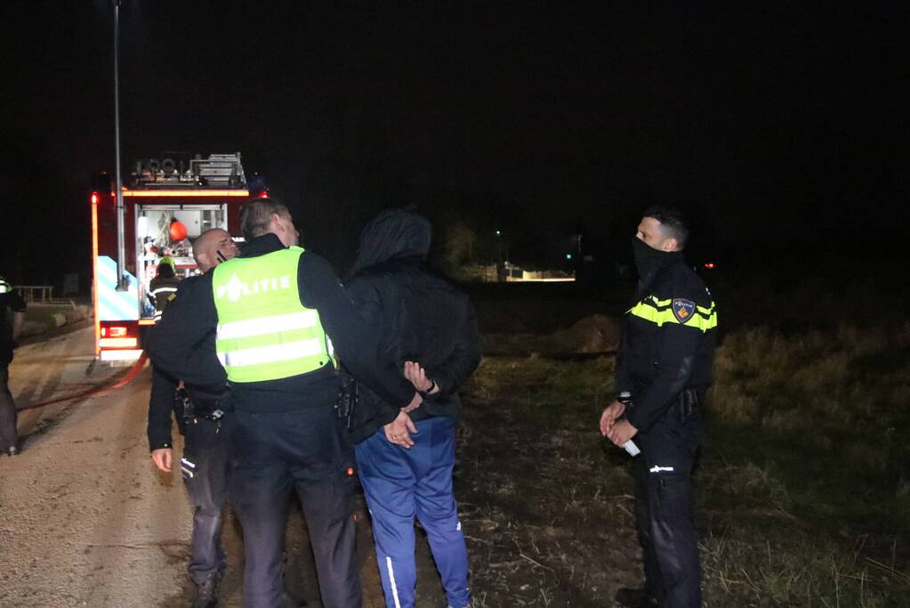 Voertuig vliegt in brand na wilde achtervolging