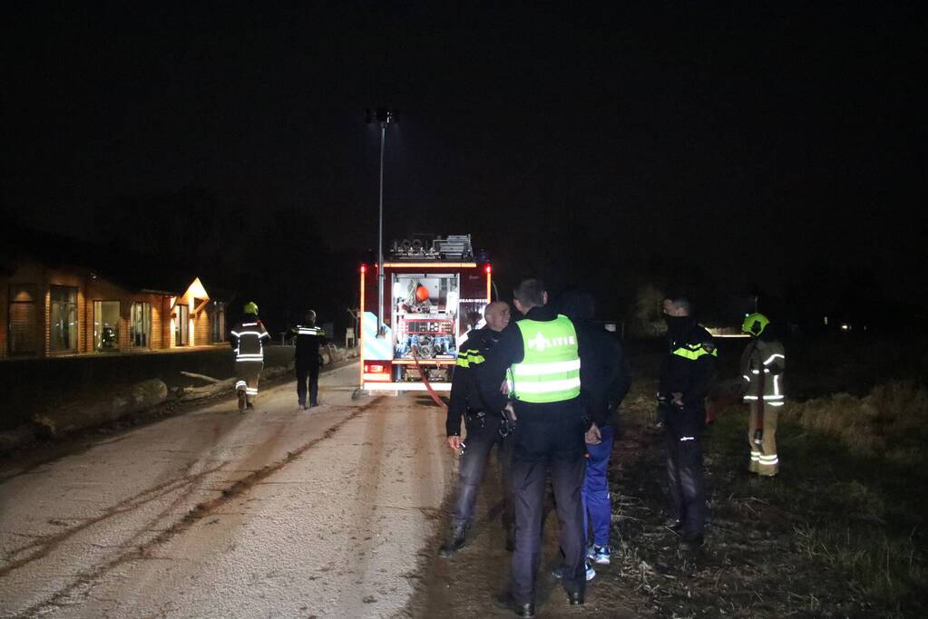Voertuig vliegt in brand na wilde achtervolging