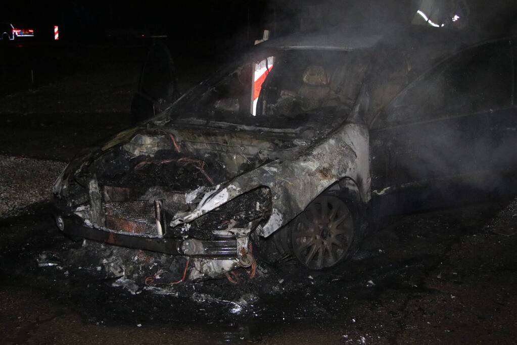 Voertuig vliegt in brand na wilde achtervolging