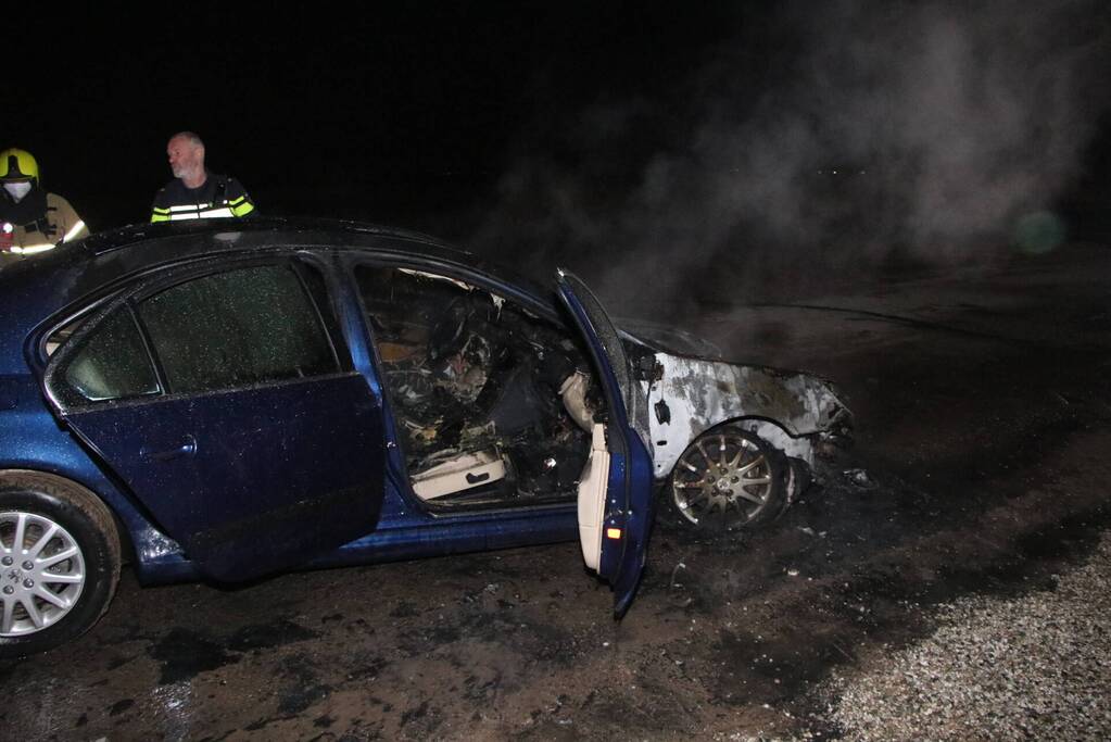 Voertuig vliegt in brand na wilde achtervolging