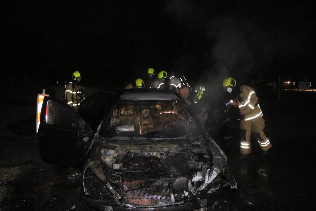 Voertuig vliegt in brand na wilde achtervolging