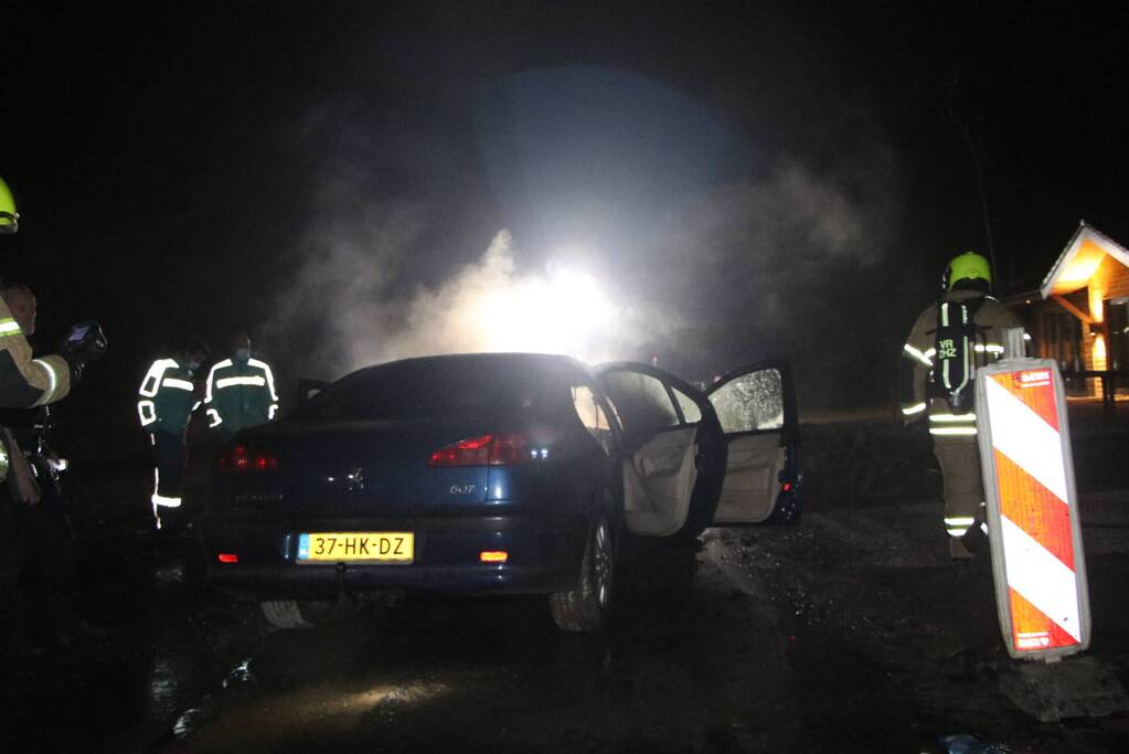 Voertuig vliegt in brand na wilde achtervolging