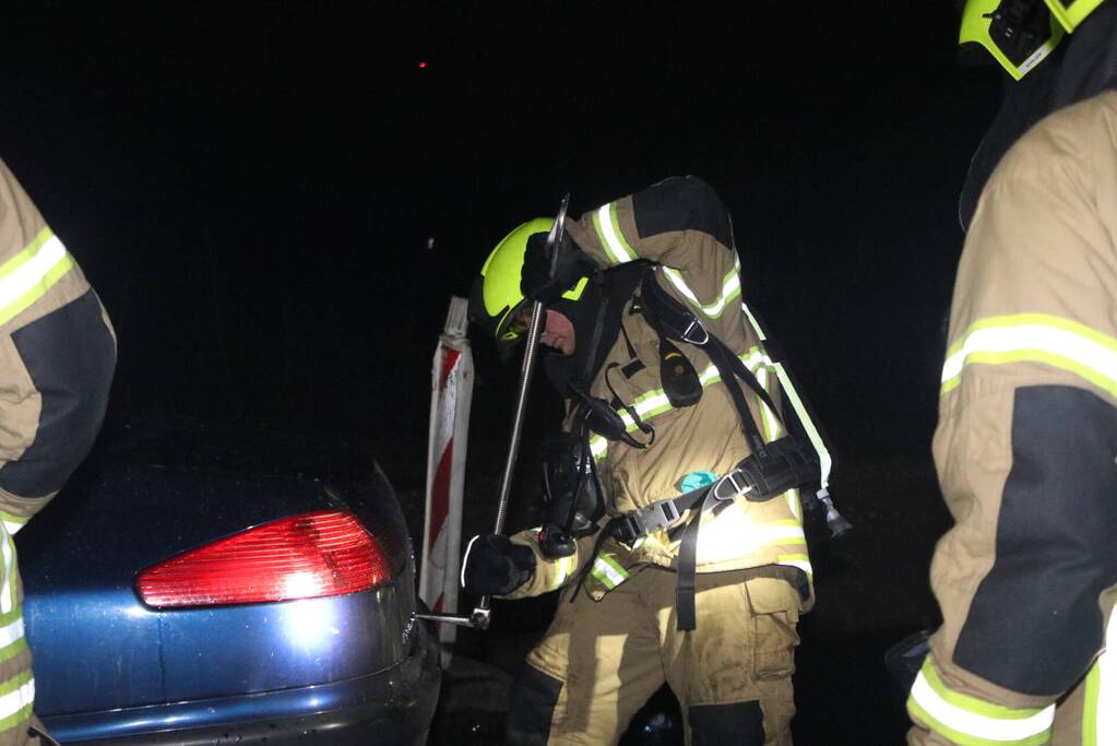 Voertuig vliegt in brand na wilde achtervolging