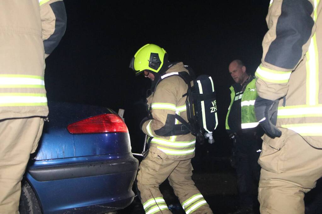 Voertuig vliegt in brand na wilde achtervolging